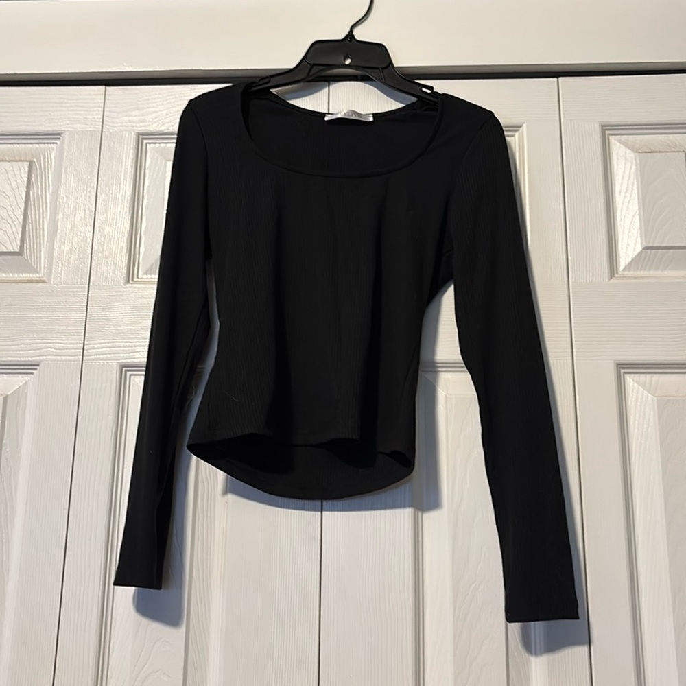 Ribbed long sleeve.